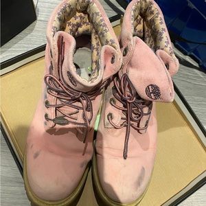 Timber boots in Pink